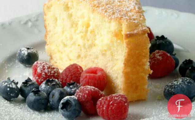Bolo de laranja com bagas frescas