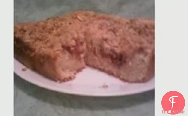 Bolo de café cheio de cream Cheese com conservas de frutas e cobertura de Crumble