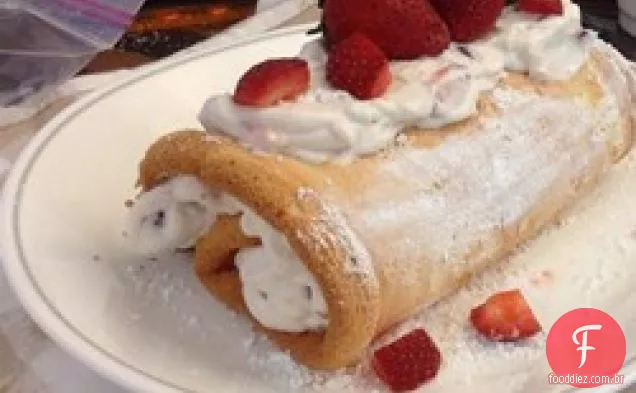 Bolo de comida de anjo e rolo de Creme De Morango