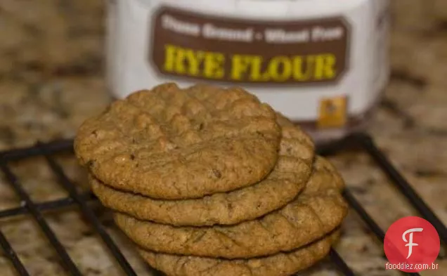 Manteiga de amendoim com biscoitos de centeio e cominho
