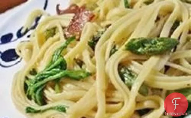 Linguine com aspargos, Bacon e rúcula