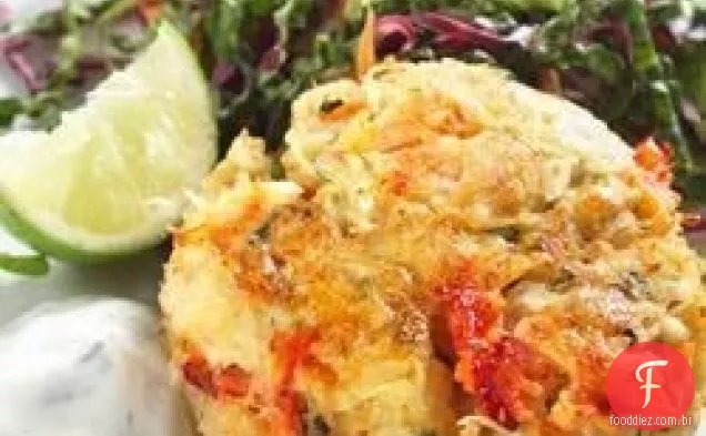 Bolos de caranguejo com salada de repolho e molho de iogurte de endro de limão