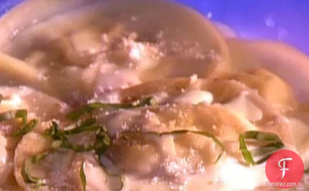 Estrela de milho Raviolis em molho de Creme de manjericão doce