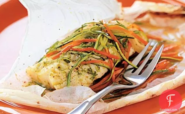 Frango assado em pergaminho com rúcula, sálvia e alecrim
