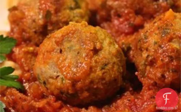 Albondigas de estilo espanhol em um molho mediterrâneo ensolarado