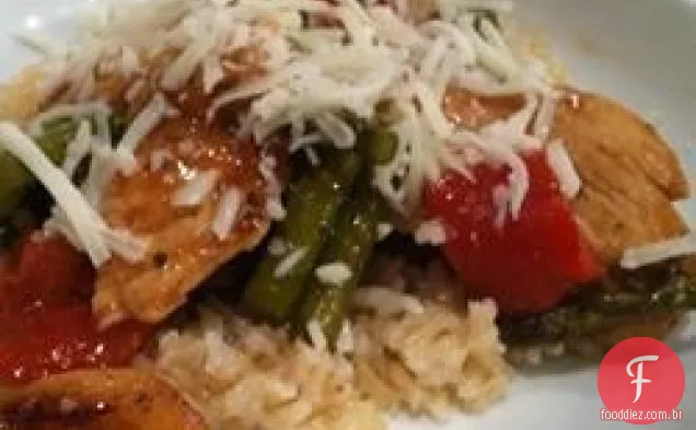 Frango com aspargos e pimentões vermelhos assados