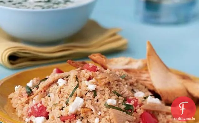 Salada de cuscuz com frango, tomate e manjericão