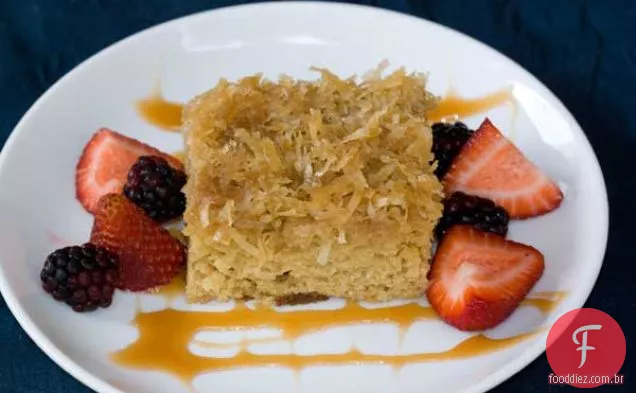 Bolo de coco de cabeça para baixo de Sybil Hancock