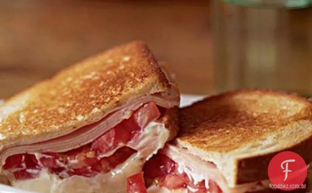 Tomate grelhado, peru defumado e Sanduíche de Muenster