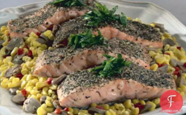 Salmão com crosta de ervas com milho doce e cogumelos