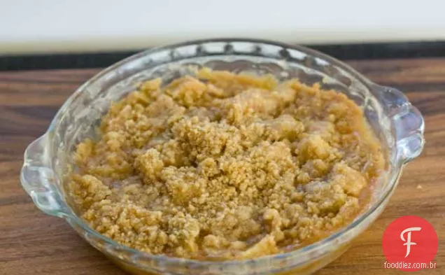 Torta de migalha de maçã de alecrim da cozinha Amish
