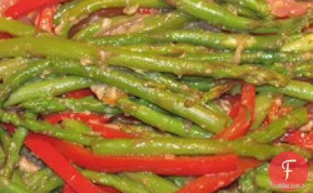 Espargos e pimenta vermelha com vinagre balsâmico