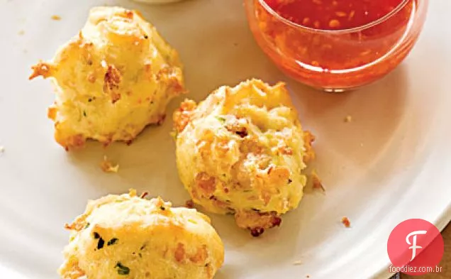 Brinde de camarão Puffs com dois molhos