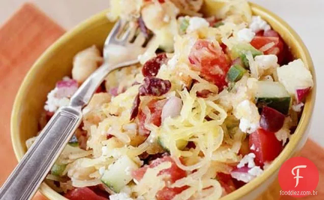 Salada de estilo grego com abóbora espaguete