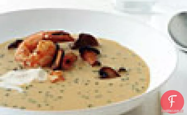 Creme de sopa de milho de Cope com camarão e cogumelos selvagens