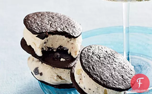 Sanduíches De Sorvete Com Pedaços De Gengibre E Chocolate