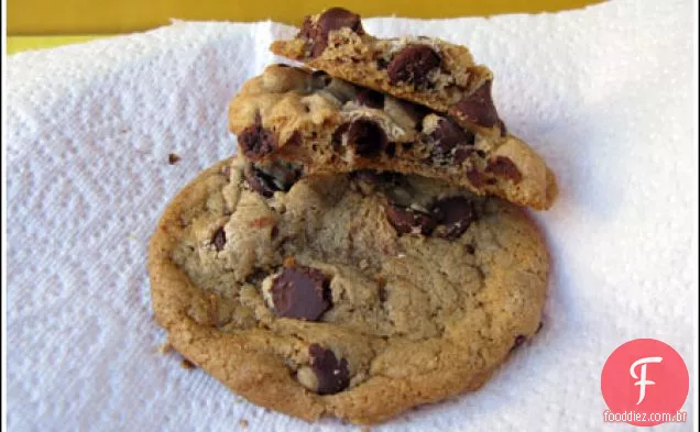 Biscoitos de chocolate com manteiga de amêndoa fina e crocante
