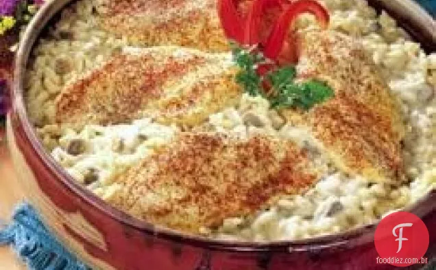 Um prato frango e arroz assar