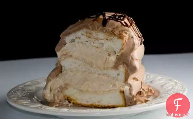 Bolo de comida de anjo Mocha Mousse com chantilly de Chocolate