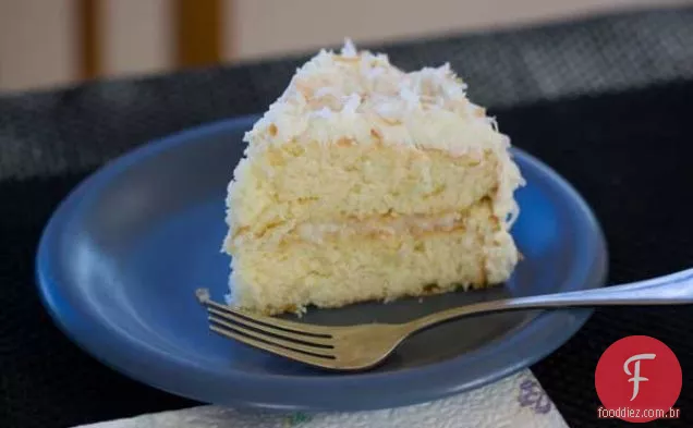Bolo De Coco Branco Da Celebração Do Lírio-Pequeno