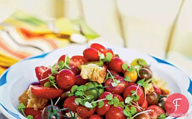 Tomate da herança, manjericão Do Bebê e salada de fermento