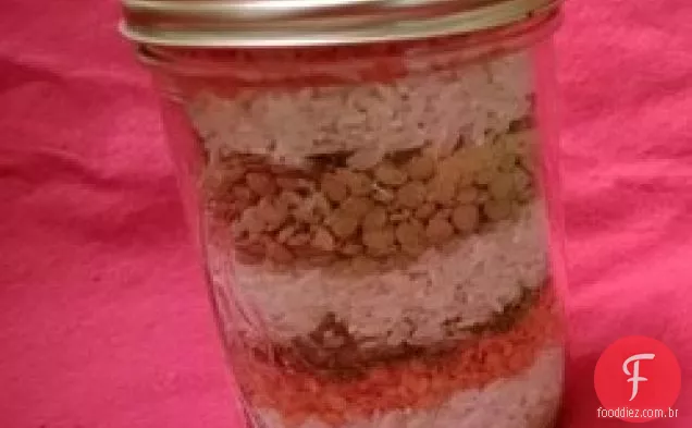 Sopa de arroz e lentilha em uma jarra