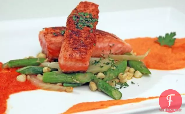 Páprica grelhada salmão com purê de cenoura e gengibre e Coulis de pimenta vermelha
