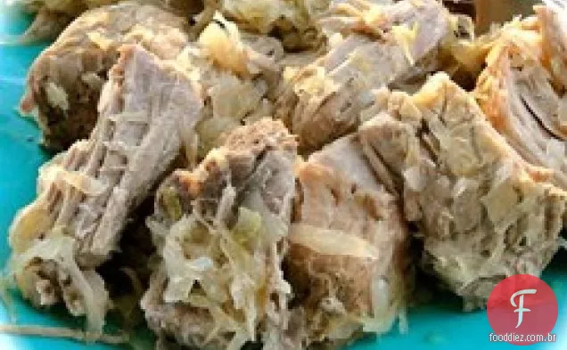 Fogão lento porco e chucrute