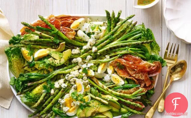 Salada de macarrão de frango com vinagrete de gergelim