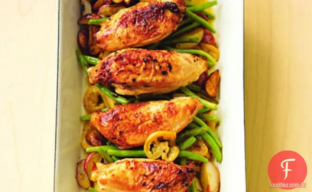 Frango assado na panela com feijão verde limão-alho