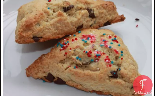 Creme Azedo Chocolate Chip Scones