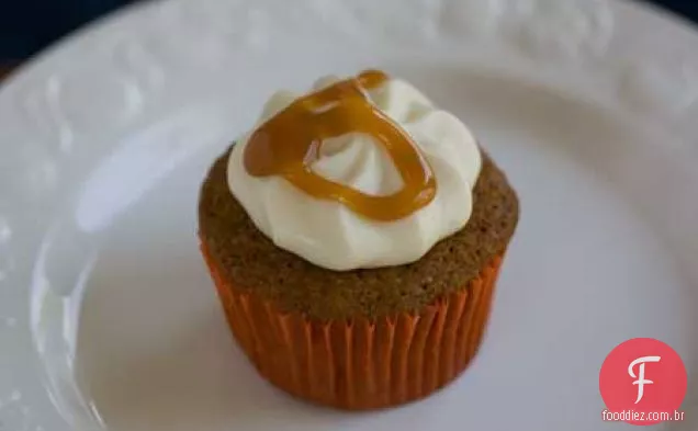 Cupcakes de especiarias com cobertura de queijo Chantilly