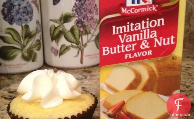 Cupcakes com um ingrediente secreto-extrato de baunilha, manteiga e nozes