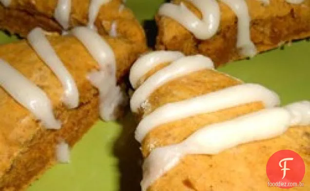 Scones de abóbora com esmalte de manteiga marrom