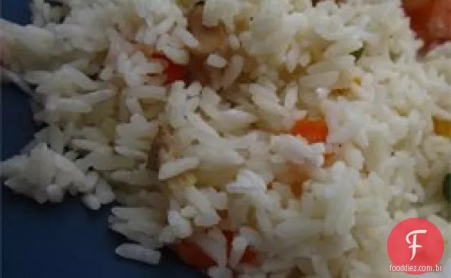 Pilaf de arroz vegetal na panela de arroz