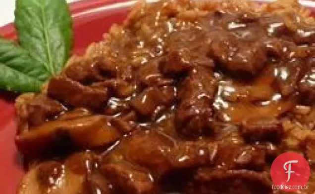 Dicas de carne e Merlot molho com carne e cebola arroz