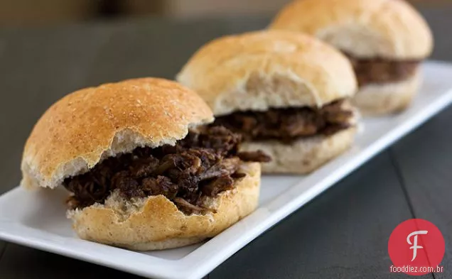 Sliders de porco puxados balsâmicos do lento-fogão