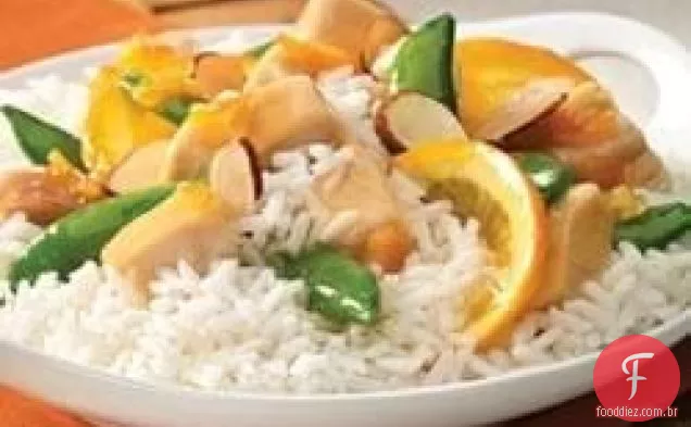 Frango e arroz alaranjados saborosos