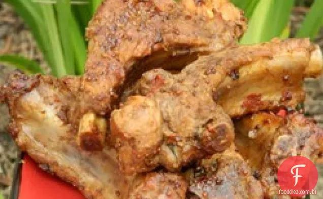 Costelas de volta para bebês cozidas e assadas