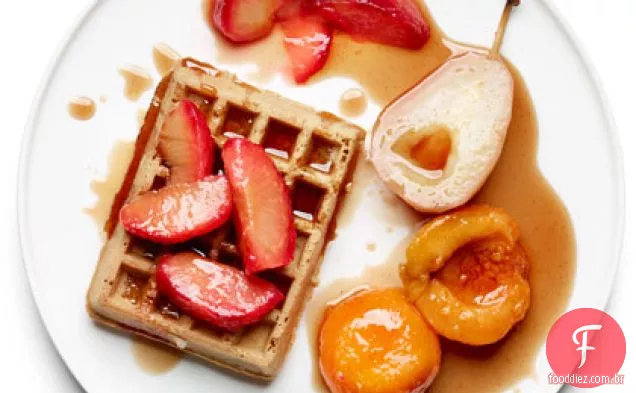 Frutas escalfadas sobre Waffles