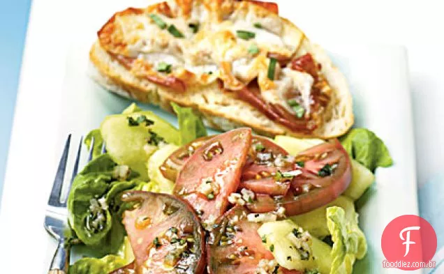 Tartines do presunto e do queijo com salada roxa Cherokee do tomate