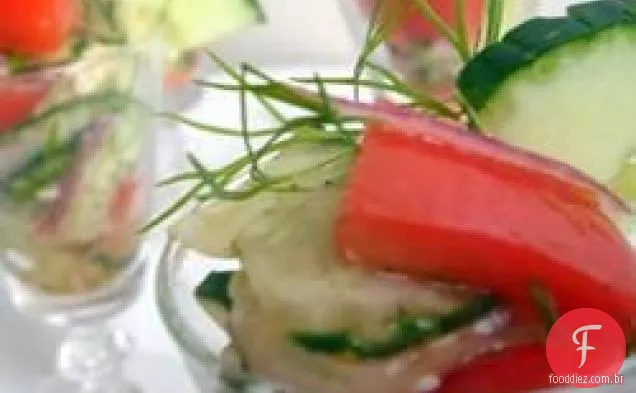 Pepinos crocantes e tomates em molho de endro