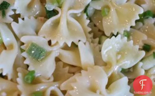 Salada de macarrão com alho e cebola verde