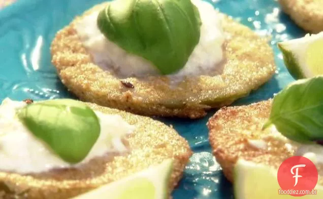 Tomatilos verdes fritos com Burrata, cominho e manjericão