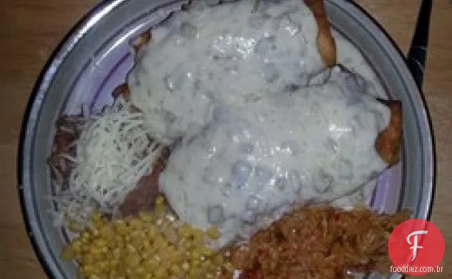 Chimichangas de frango com molho de creme azedo