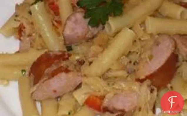 Macarrão com Kielbasa e chucrute