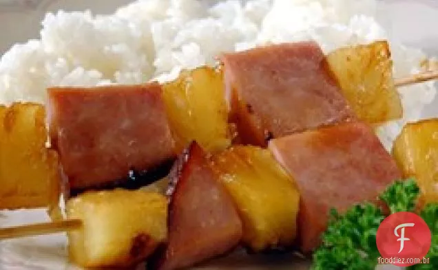 Kabobs de presunto e abacaxi