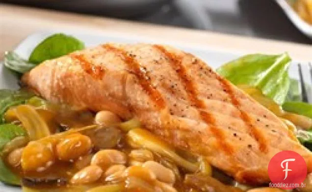 Salmão grelhado sobre Salada quente de feijão Toscano