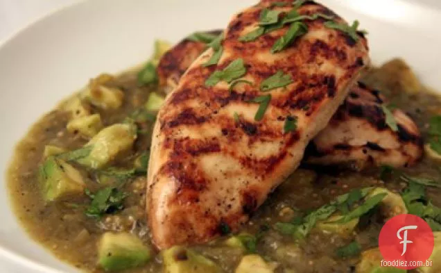 Frango grelhado com molho Tomatillo-abacate