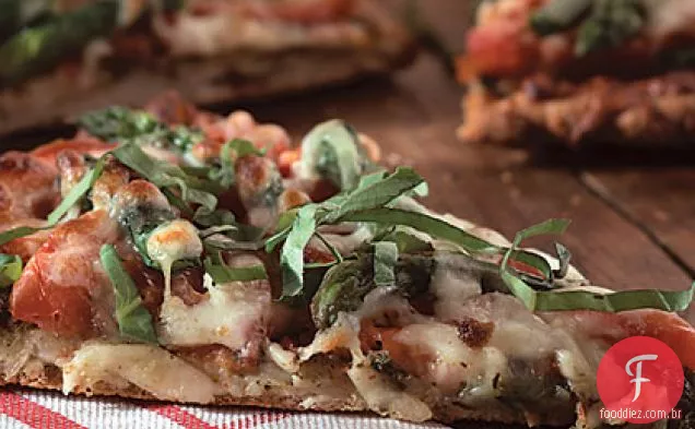 Pizza com tomate, aspargos e manjericão